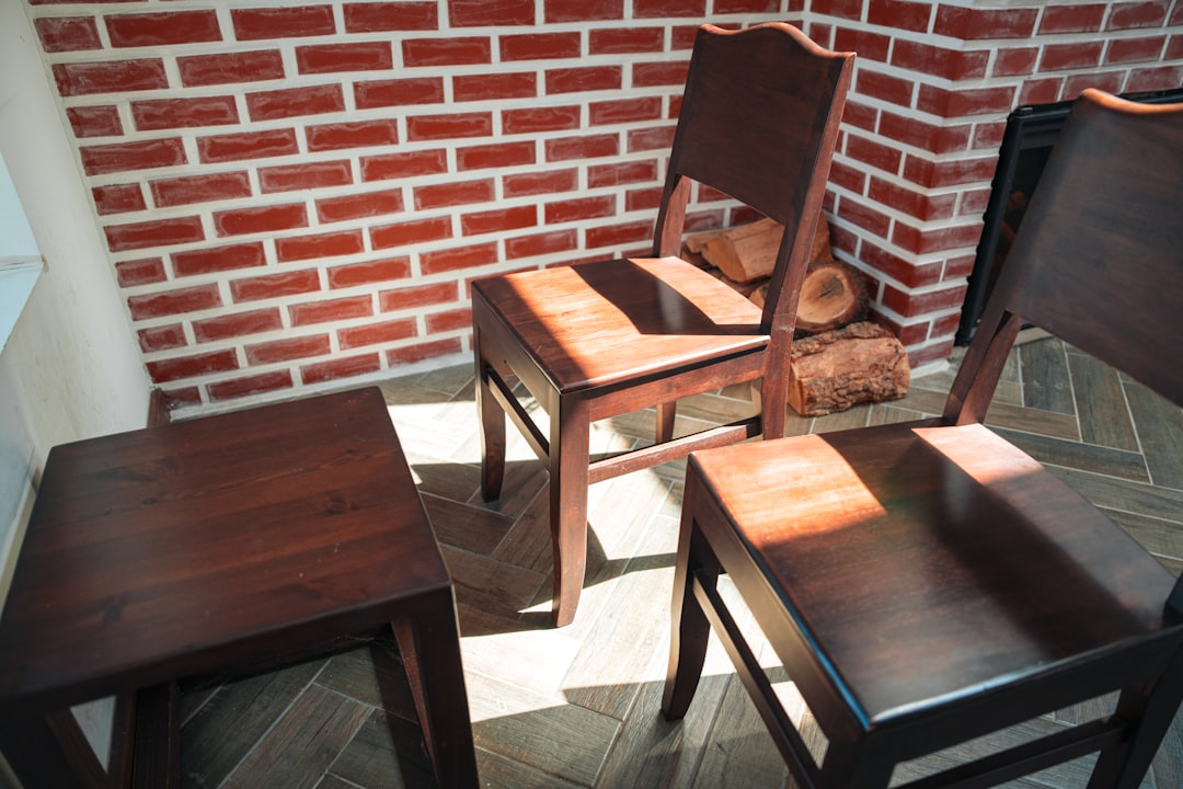 Restauration eines antiken Schranks